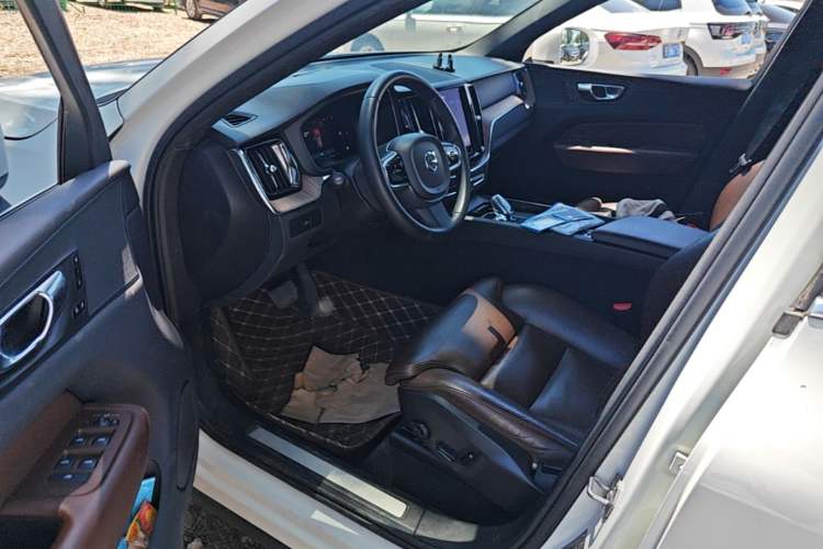 Used Volvo XC60 2023 B5 4x4 Smart Luxury Edition Left Front Seat