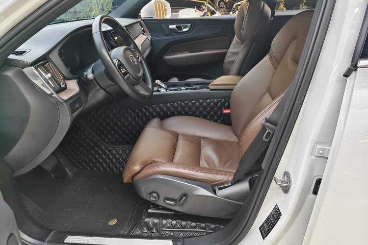Used Volvo XC60 2023 B5 4x4 Smart Luxury Edition Left Front Seat