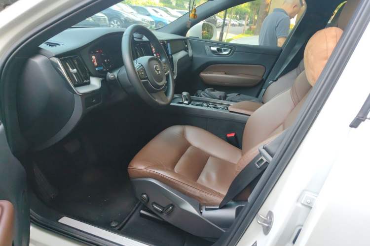 Used Volvo XC60 2023 B5 4x4 Smart Luxury Edition Left Front Seat