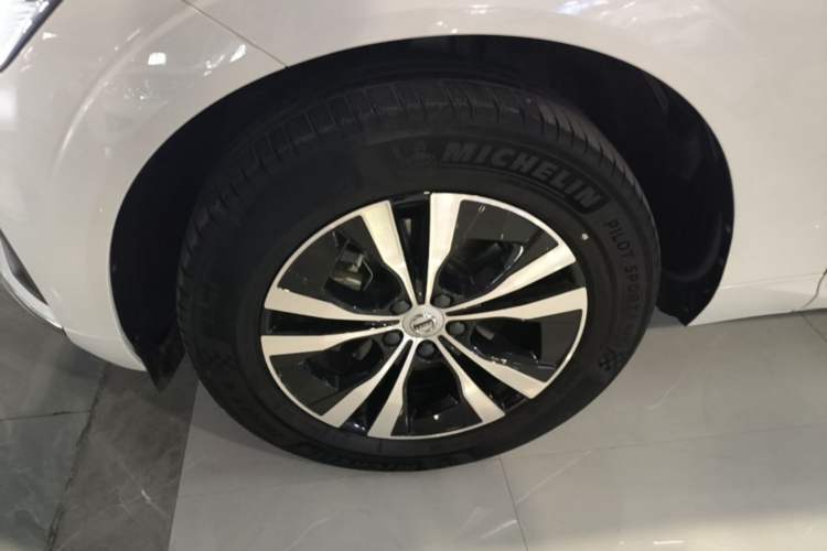 Used Volvo XC60 2023 B5 4x4 Smart Luxury Edition Left Front Wheel Hub