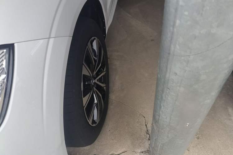 Used Volvo XC60 2023 B5 4x4 SmartDrive Sport Edition Left Front Wheel Hub