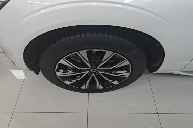 Used Volvo XC60 2023 B5 4x4 Smart Luxury Edition Left Front Wheel Hub