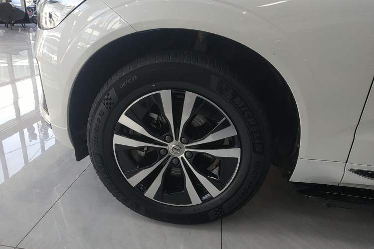 Used Volvo XC60 2023 B5 4x4 Smart Luxury Edition Left Front Wheel Hub