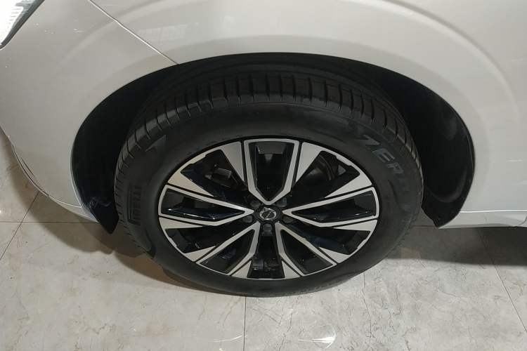 Used Volvo XC60 2023 B5 4x4 Smart Luxury Edition Left Front Wheel Hub