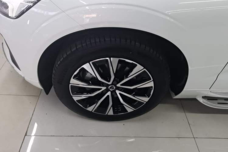Used Volvo XC60 2023 B5 4x4 Smart Luxury Edition Left Front Wheel Hub