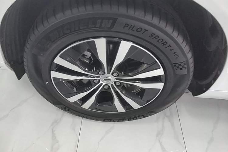 Used Volvo XC60 2023 B5 4x4 Smart Luxury Edition Left Front Wheel Hub
