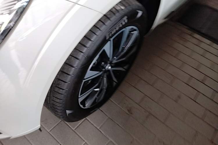 Used Volvo XC60 2023 B5 4x4 Smart Luxury Edition Left Front Wheel Hub