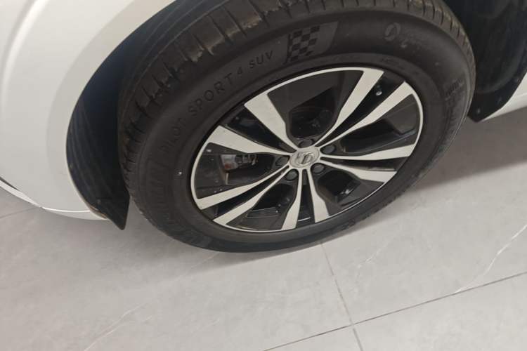 Used Volvo XC60 2023 B5 4x4 Smart Luxury Edition Left Front Wheel Hub