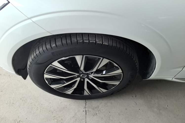 Used Volvo XC60 2023 B5 4x4 Smart Luxury Edition Left Front Wheel Hub