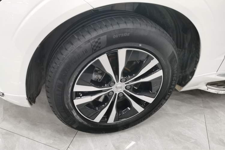 Used Volvo XC60 2023 B5 4x4 Smart Luxury Edition Left Front Wheel Hub