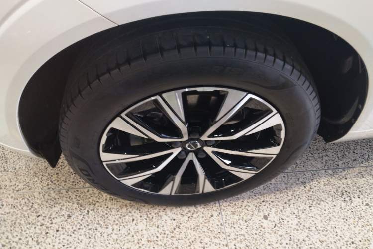 Used Volvo XC60 2023 B5 4x4 Smart Luxury Edition Left Front Wheel Hub