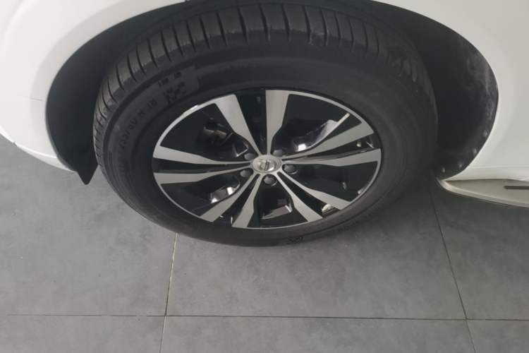 Used Volvo XC60 2023 B5 4x4 Smart Luxury Edition Left Front Wheel Hub