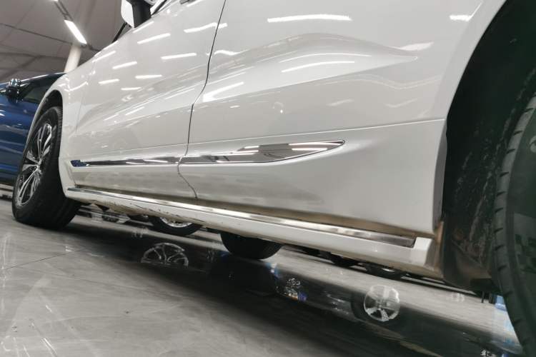 Used Volvo XC60 2023 B5 4x4 Smart Luxury Edition Left Side Sill