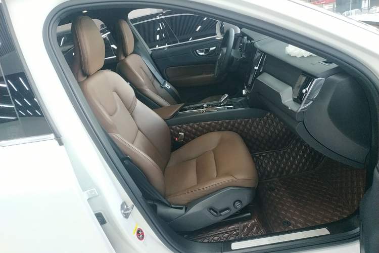 Used Volvo XC60 2023 B5 4x4 Smart Luxury Edition Right Front Seat