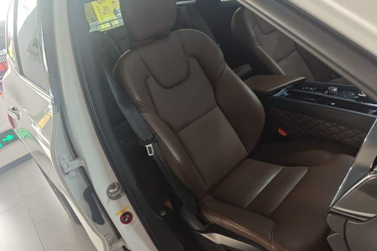 Used Volvo XC60 2023 B5 4x4 Smart Luxury Edition Right Front Seat