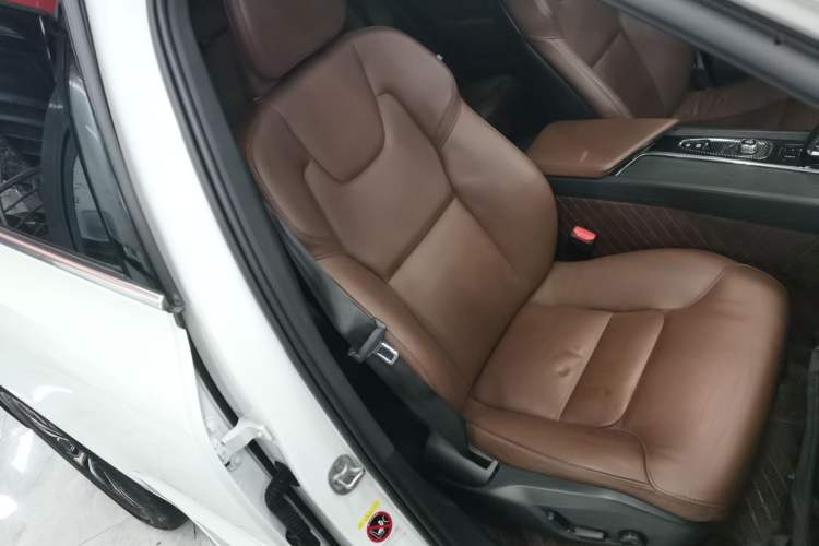 Used Volvo XC60 2023 B5 4x4 Smart Luxury Edition Right Front Seat