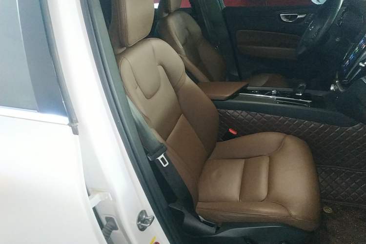 Used Volvo XC60 2023 B5 4x4 Smart Luxury Edition Right Front Seat