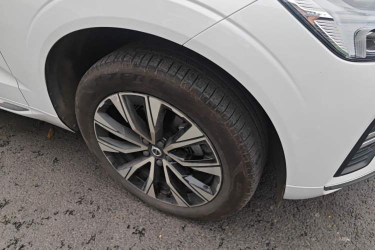 Used Volvo XC60 2023 B5 4x4 Smart Luxury Edition Right Front Wheel Hub