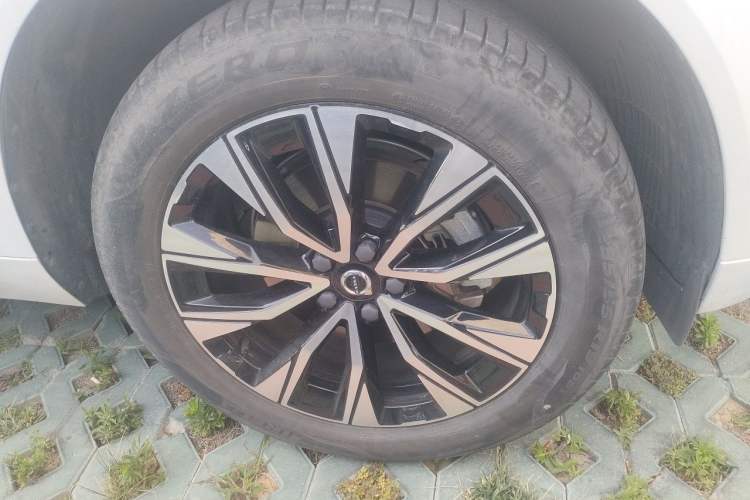 Used Volvo XC60 2023 B5 4x4 Smart Luxury Edition Right Front Wheel Hub