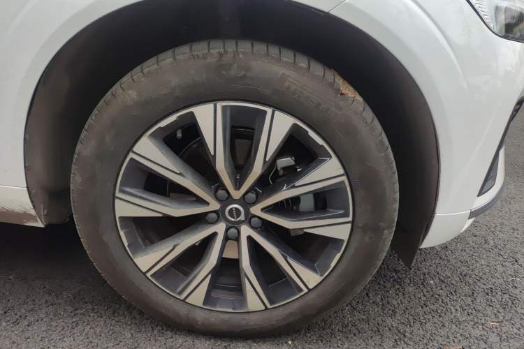 Used Volvo XC60 2023 B5 4x4 Smart Luxury Edition Right Front Wheel Hub