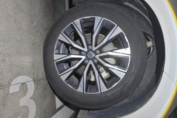 Used Volvo XC60 2023 B5 4x4 Smart Luxury Edition Right Front Wheel Hub