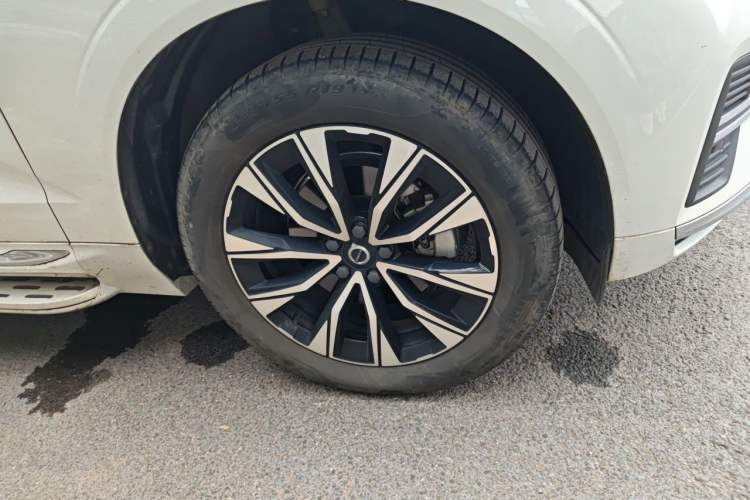 Used Volvo XC60 2023 B5 4x4 SmartDrive Sport Edition Right Front Wheel Hub