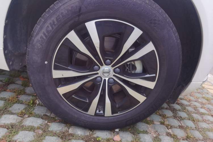 Used Volvo XC60 2023 B5 4x4 Smart Luxury Edition Right Front Wheel Hub