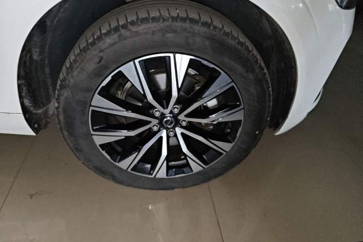 Used Volvo XC60 2023 B5 4x4 Smart Luxury Edition Right Front Wheel Hub