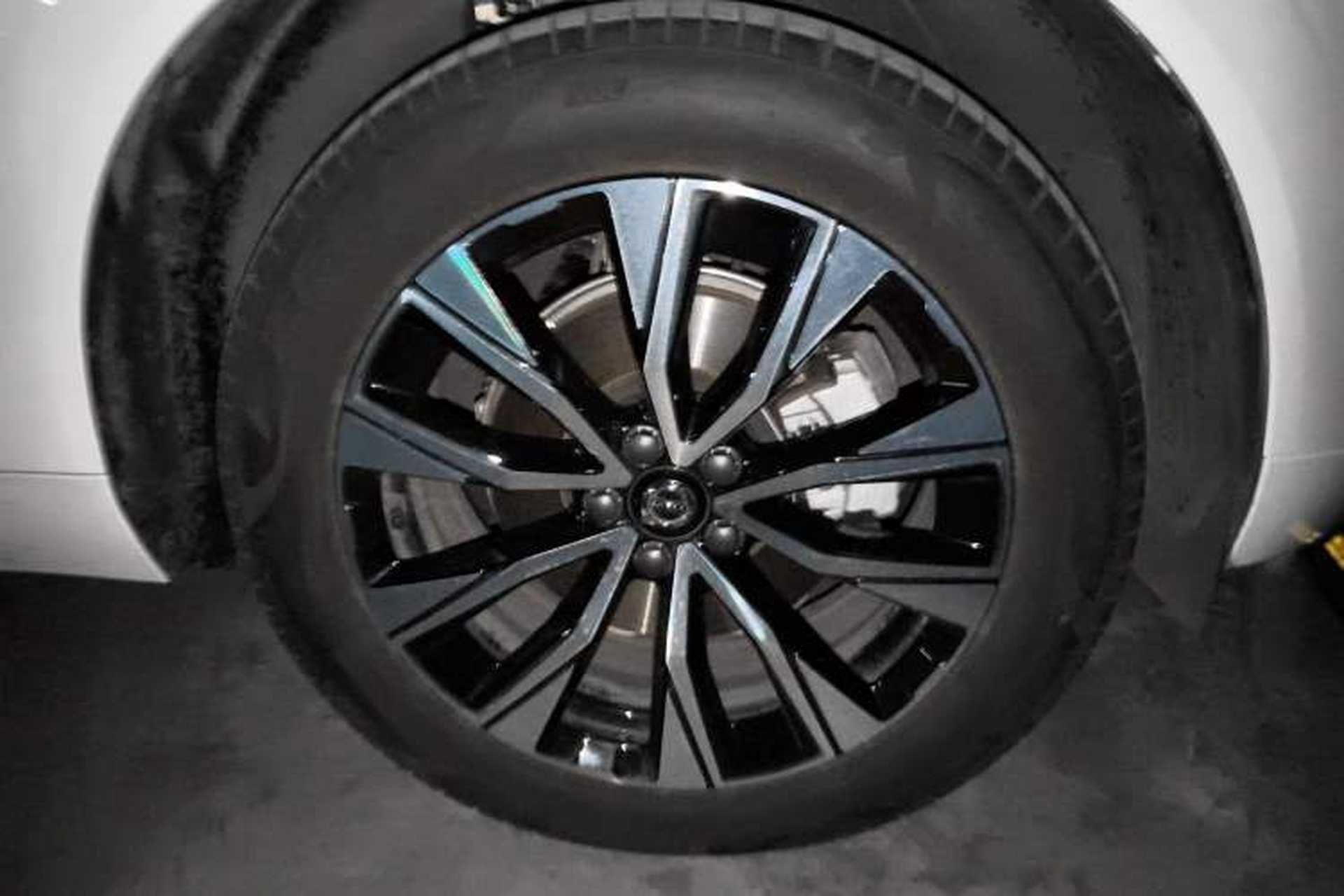 Used Volvo XC60 2023 B5 4x4 Smart Luxury Edition Right Front Wheel Hub