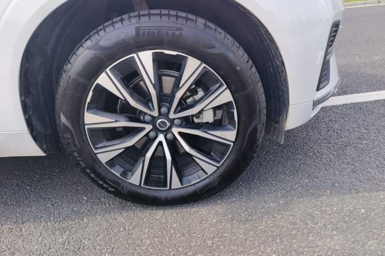 Used Volvo XC60 2023 B5 4x4 Smart Luxury Edition Right Front Wheel Hub