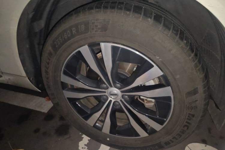 Used Volvo XC60 2023 B5 4x4 Smart Luxury Edition Right Front Wheel Hub