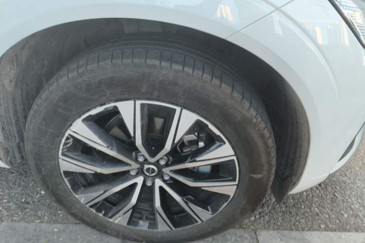 Used Volvo XC60 2023 B5 4x4 Smart Luxury Edition Right Front Wheel Hub