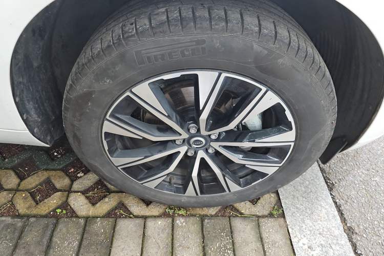 Used Volvo XC60 2023 B5 4x4 Smart Luxury Edition Right Front Wheel Hub