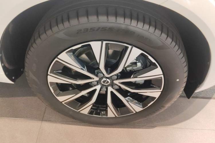 Used Volvo XC60 2023 B5 4x4 Smart Luxury Edition Right Front Wheel Hub