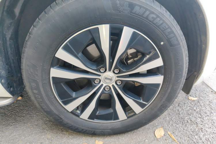 Used Volvo XC60 2023 B5 4x4 Smart Luxury Edition Right Front Wheel Hub