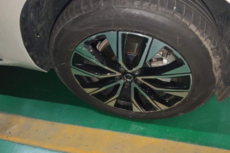 Used Volvo XC60 2023 B5 4x4 Smart Luxury Edition Right Front Wheel Hub