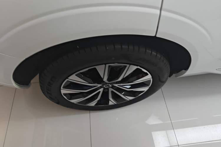 Used Volvo XC60 2023 B5 4x4 Smart Luxury Edition Right Rear Wheel Hub
