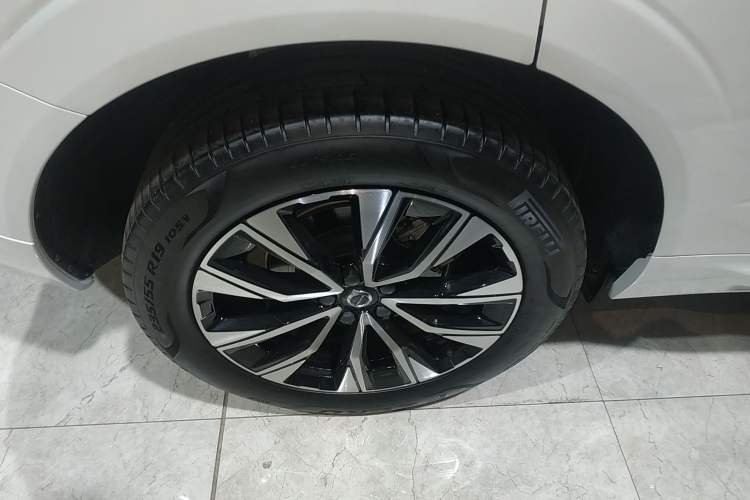 Used Volvo XC60 2023 B5 4x4 Smart Luxury Edition Right Rear Wheel Hub