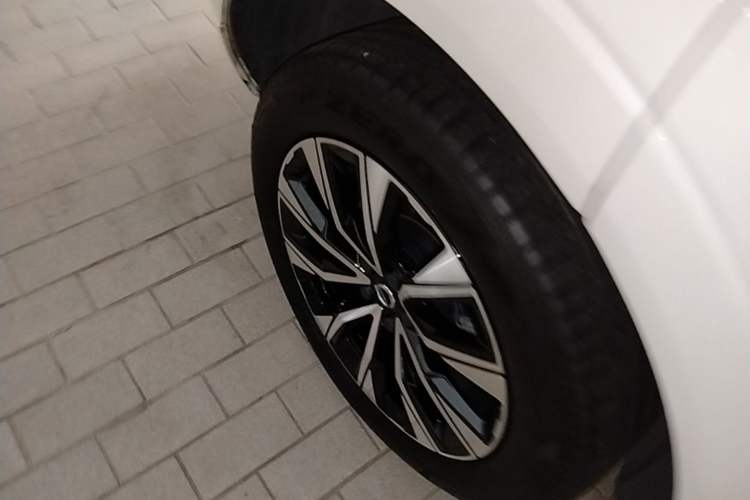 Used Volvo XC60 2023 B5 4x4 Smart Luxury Edition Right Rear Wheel Hub