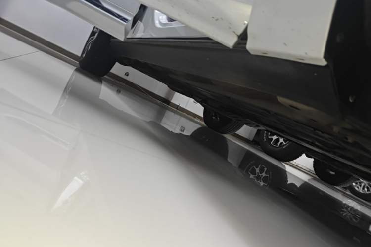 Used Volvo XC60 2023 B5 4x4 Smart Luxury Edition Right Side Sill