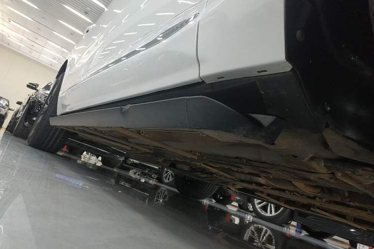 Used Volvo XC60 2023 B5 4x4 Smart Luxury Edition Right Side Sill