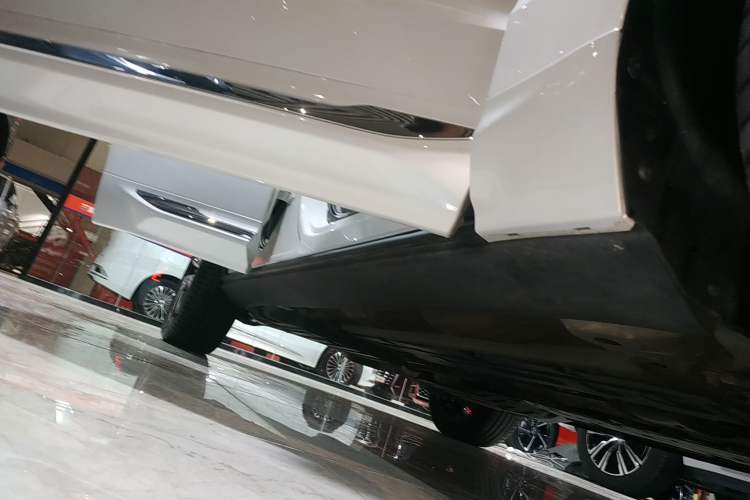 Used Volvo XC60 2023 B5 4x4 Smart Luxury Edition Right Side Sill