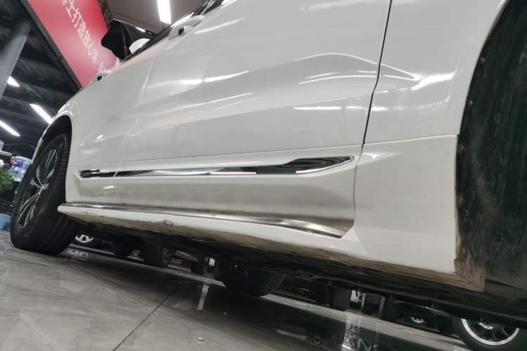 Used Volvo XC60 2023 B5 4x4 Smart Luxury Edition Right Side Sill