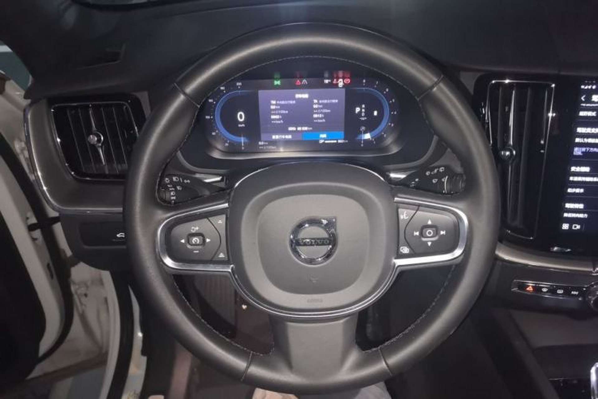 Used Volvo XC60 2023 B5 4x4 Smart Luxury Edition Steering Wheel