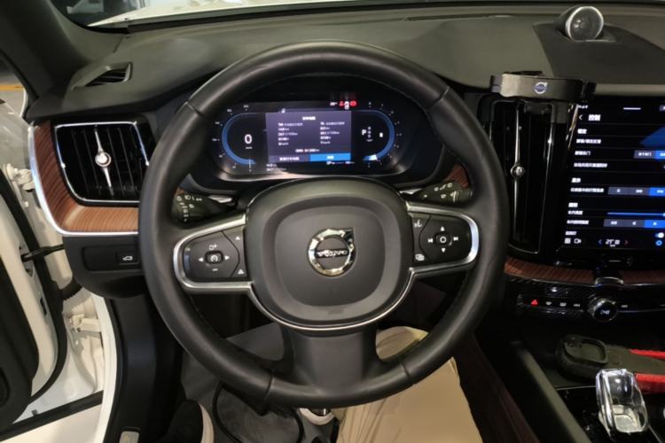 Used Volvo XC60 2023 B5 4x4 Smart Luxury Edition Steering Wheel
