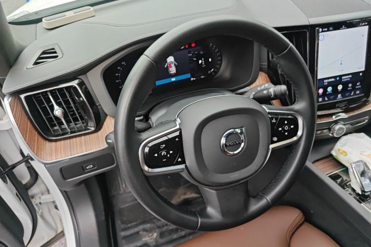Used Volvo XC60 2023 B5 4x4 Smart Luxury Edition Steering Wheel