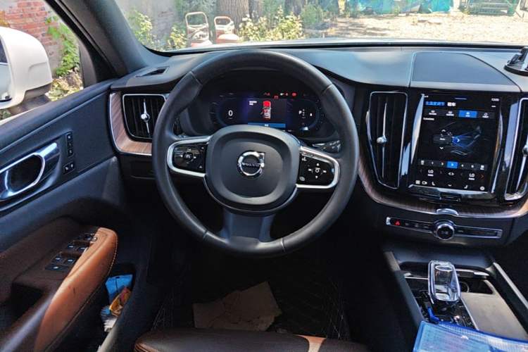 Used Volvo XC60 2023 B5 4x4 Smart Luxury Edition Steering Wheel