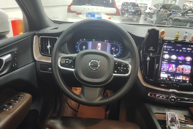 Used Volvo XC60 2023 B5 4x4 Smart Luxury Edition Steering Wheel
