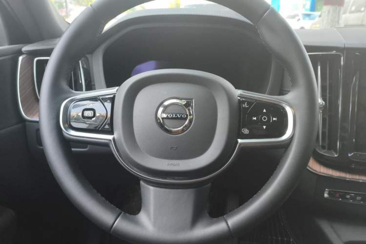 Used Volvo XC60 2023 B5 4x4 Smart Luxury Edition Steering Wheel
