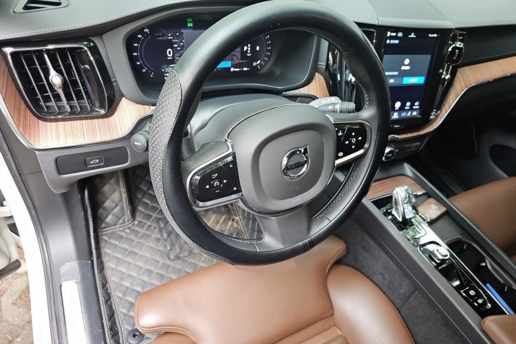 Used Volvo XC60 2023 B5 4x4 Smart Luxury Edition Steering Wheel